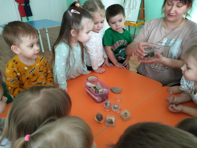 Дошкольники изучают свойства камней Дошкольники изучают свойства камней.