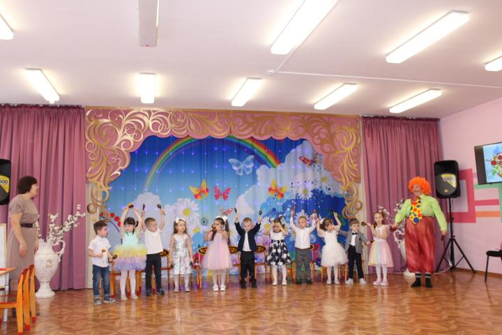 Карлсон в гостях у ребят Карлсон в гостях у ребят.